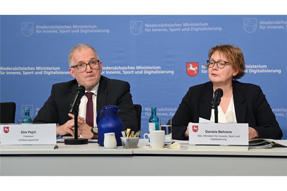 Verfassungsschutzpräsident Pejril (l.) und Innenministerin Behrens informieren über die neue Einstufung der AfD Niedersachsen.