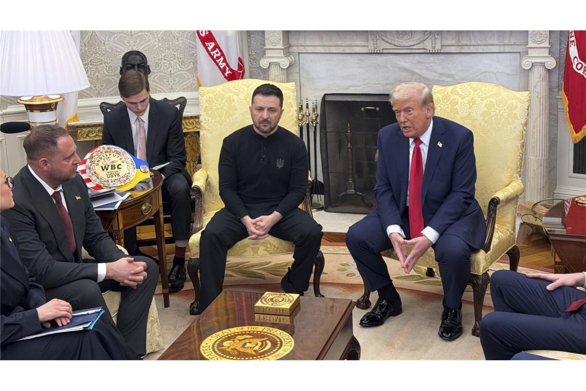 Auch US-Geheimdienstinformationen an Ukraine gestoppt Vergangene Woche hatte es einen großen Eklat zwischen Trump und Selenskyj im Weißen Haus gegeben.