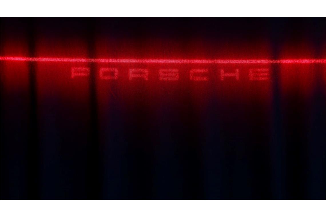 Warum Porsche wieder mehr auf Verbrenner setzt Vergangenes Jahr wurde die zweite Generation des E-Modells Taycan vorgestellt. Bei den Verkaufszahlen gebe es aber noch Luft nach oben. (Archivbild)
