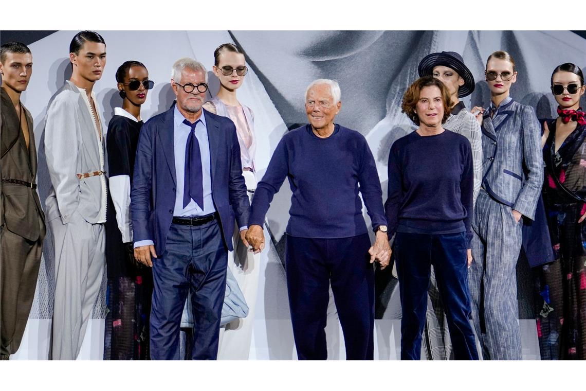 Nach Tod von Armani: Wie geht es mit dem Modehaus weiter? Vergangenes Jahr zeigte sich Armani auf dem Laufsteg mit Leo Dell'Orco und seiner Nichte Roberta. (Archivbild)