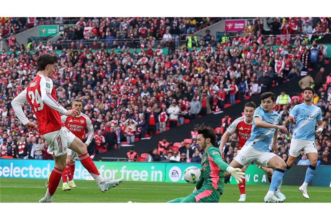 Vergibt Chance gegen City-Torwart James Trafford: Kai Harvertz.