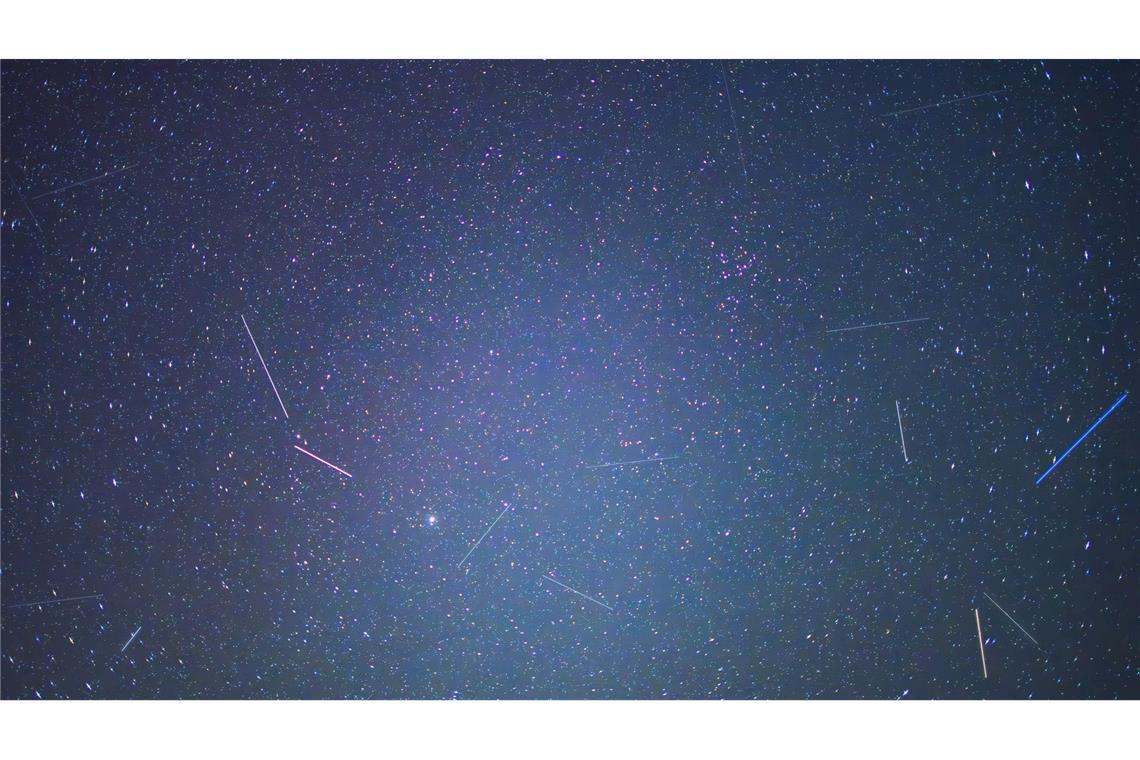 Raketenteile verglühen - "wie ein Science-Fiction-Film" Verglühender Weltraumschrott leuchtet länger als Sternschnuppen.