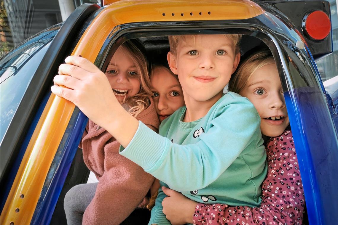 Kein Einkauf ohne Ritt auf dem Elefanten Vergnüglicher Flug zu viert: Unterhaltungsgeräte sind bei Kindern das Highlight – besonders wenn sie blinken oder sich sogar auf und ab bewegen wie der Hubschrauber vor der Backnanger Volksbank. Ist er überladen, steigt er laut Andreas Bastiansen nicht hoch.
