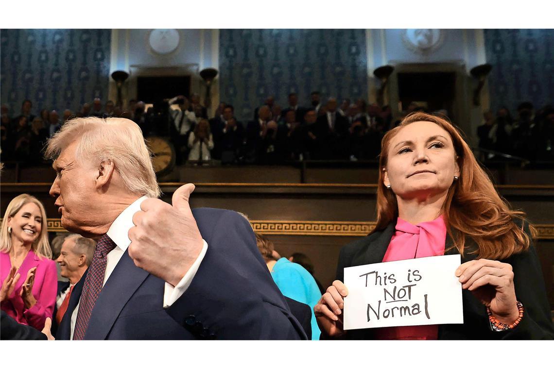 US-Geheimdienst gibt keine Informationen mehr an Ukraine weiter Verhaltener Protest: Nach Ansicht von Demokraten wie Melanie Stansbury (re.) war Trumps Rede ein weiterer Beweis für die Täuschungsmanöver des Präsidenten.