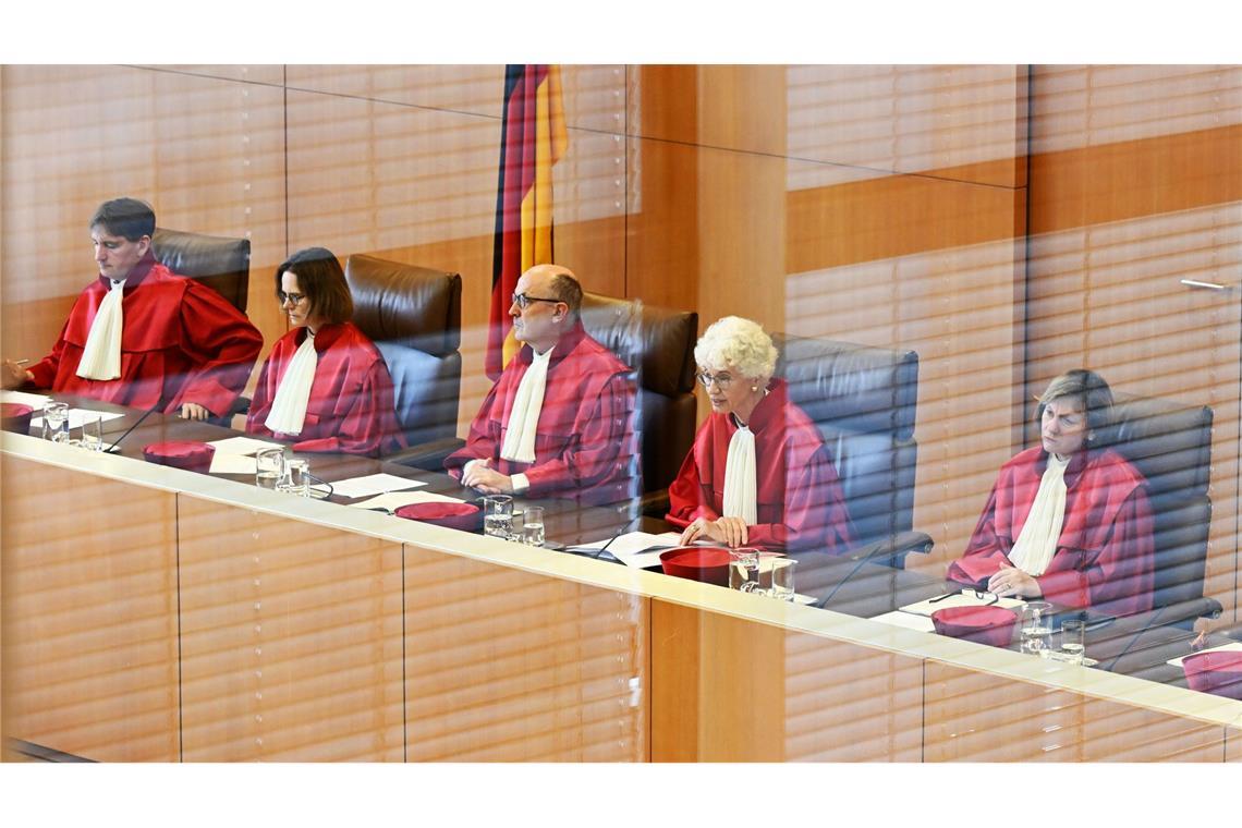 So arbeitet das Bundesverfassungsgericht Verhandelt und verkündet wird in einem großen gläsernen Saal. Der Bau in Karlsruhe mit seinen großflächigen Fenstern soll Transparenz schaffen. (Archivbild)