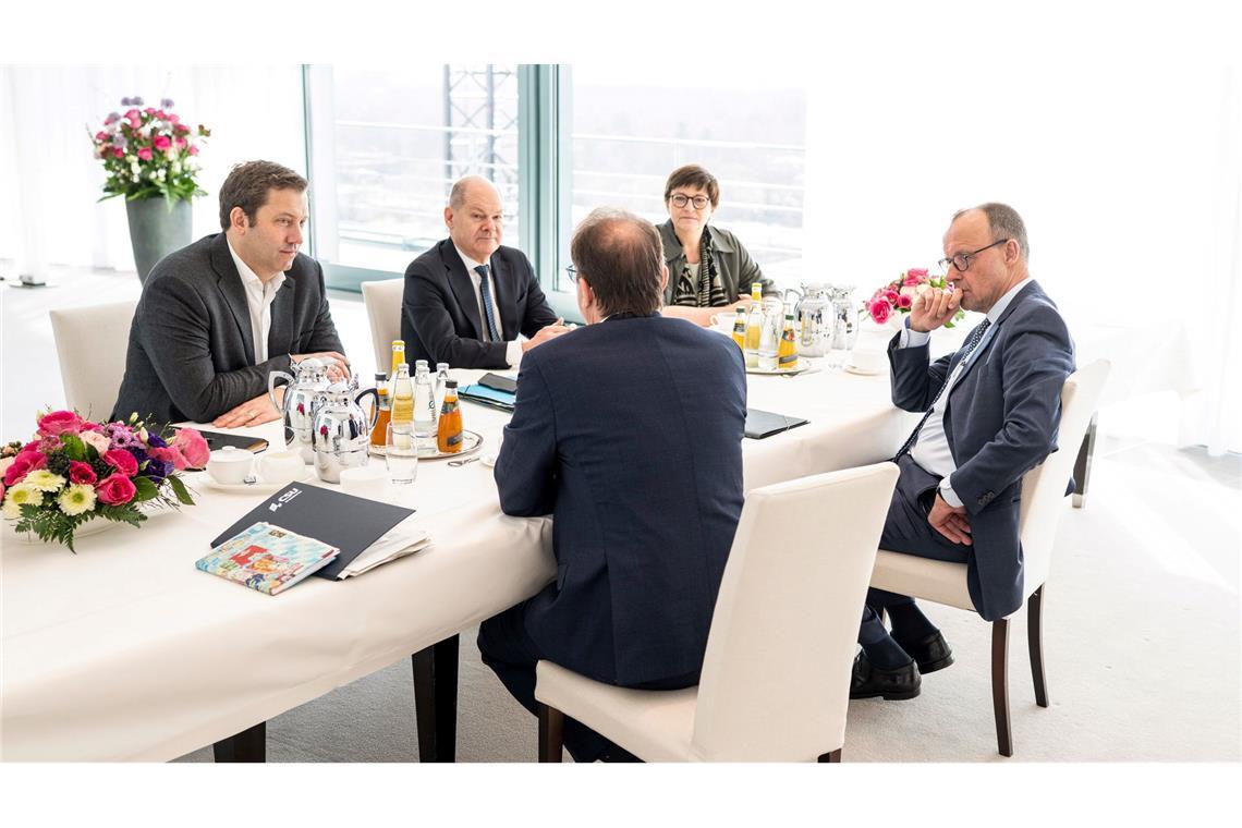 Spitzenvertreter von Union und SPD bei Scholz Verhandler von Union und SPD tauschten sich mit Kanzler Scholz aus. (Foto Handout)