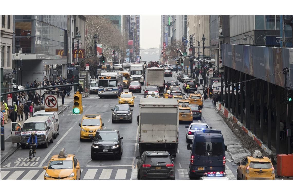 USA verbieten chinesische und russische Technik in vernetzten Autos Verkehr in New York.