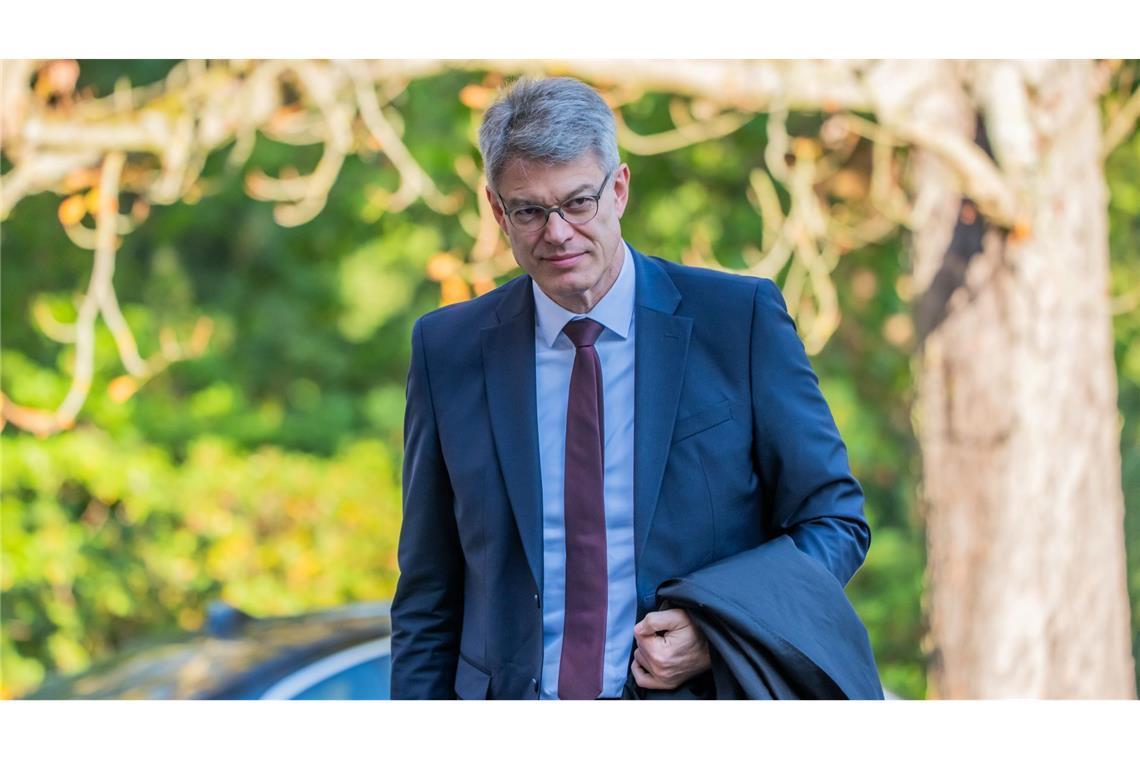 Kabinett in Klausur: Ein moderneres Land - und andere Sorgen Verkehrsminister Patrick Schnieder (CDU) wurde während der Klausur nach einem Kreislaufzusammebruch ins Krankenhaus gebracht. Danach hieß es, es gehe ihm wieder besser.