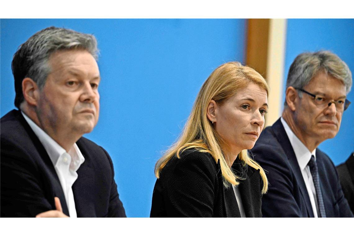 Machtkampf überschattet Neustart Verkehrsminister Patrick Schnieder (rechts) mit Evelyn Palla und Dirk Rompf während der Vorstellung