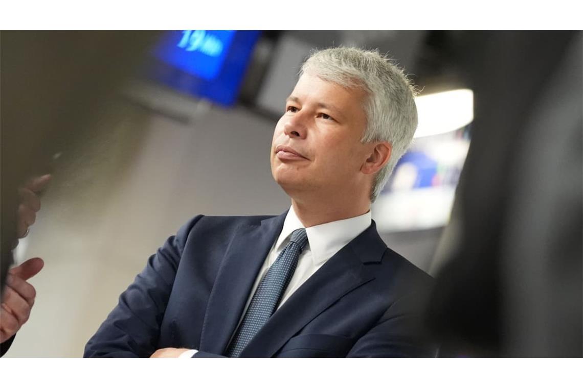 Verkehrsminister Steffen Bilger drängt die Bahn, die Familienreservierung in Fernzügen wieder einzuführen.