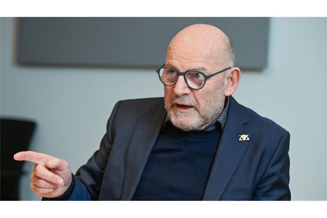 Verkehrsminister: Autobauer müssen in Zukunft investieren Verkehrsminister Winfried Hermann (Grüne) hat die Autoindustrie dazu aufgefordert, trotz der Krise in Zukunftstechnologien zu investieren. (Archivbild)