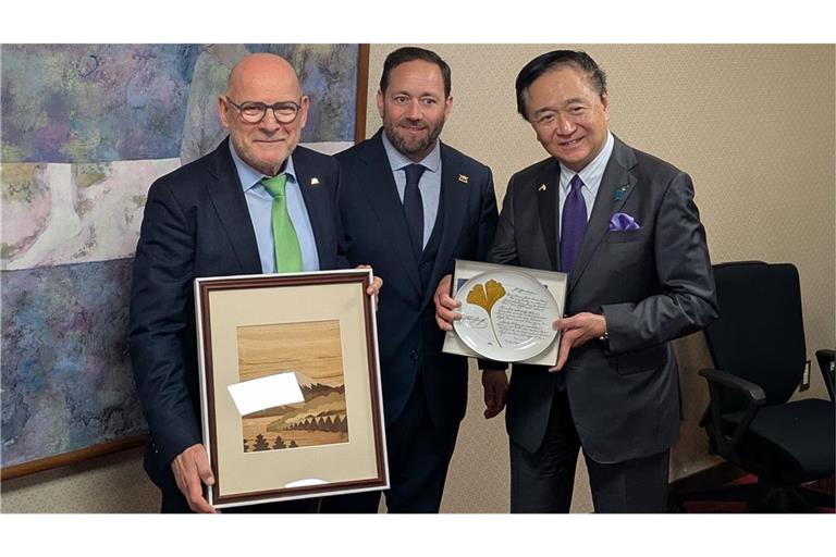 Verkehrsminister Winfried Hermann (links) und Staatssekretär Florian Hassler (Mitte) sind derzeit auf Besuch in Japan. Als Gastgeschenk übergeben sie dem  Gouverneur von Kanagawa Yuji Kuroiwa (rechts) einen Porzellanteller der Ludwigsburger Porzellanmanufaktur.