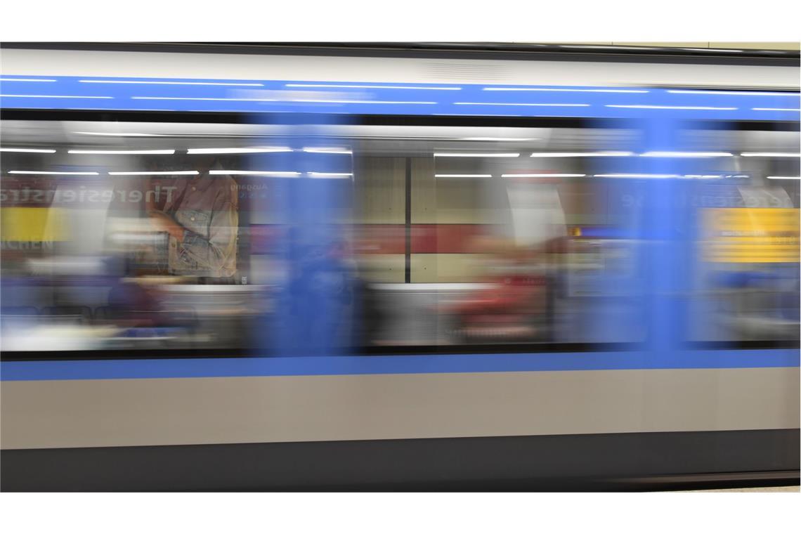 Verkleidet als Weihnachtsmänner sollen mehrere mutmaßliche Anhänger  in der U-Bahn in München rechtsextreme Flugblätter verteilt haben. (Symbolbild)