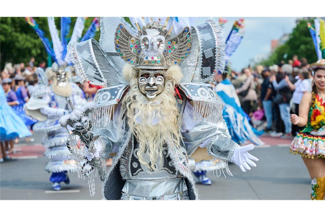 Bilder des Tages Verkleidete Menschen tanzen zur Musik beim Straßenumzug zum 27. Karneval der Kulturen in Berlin.