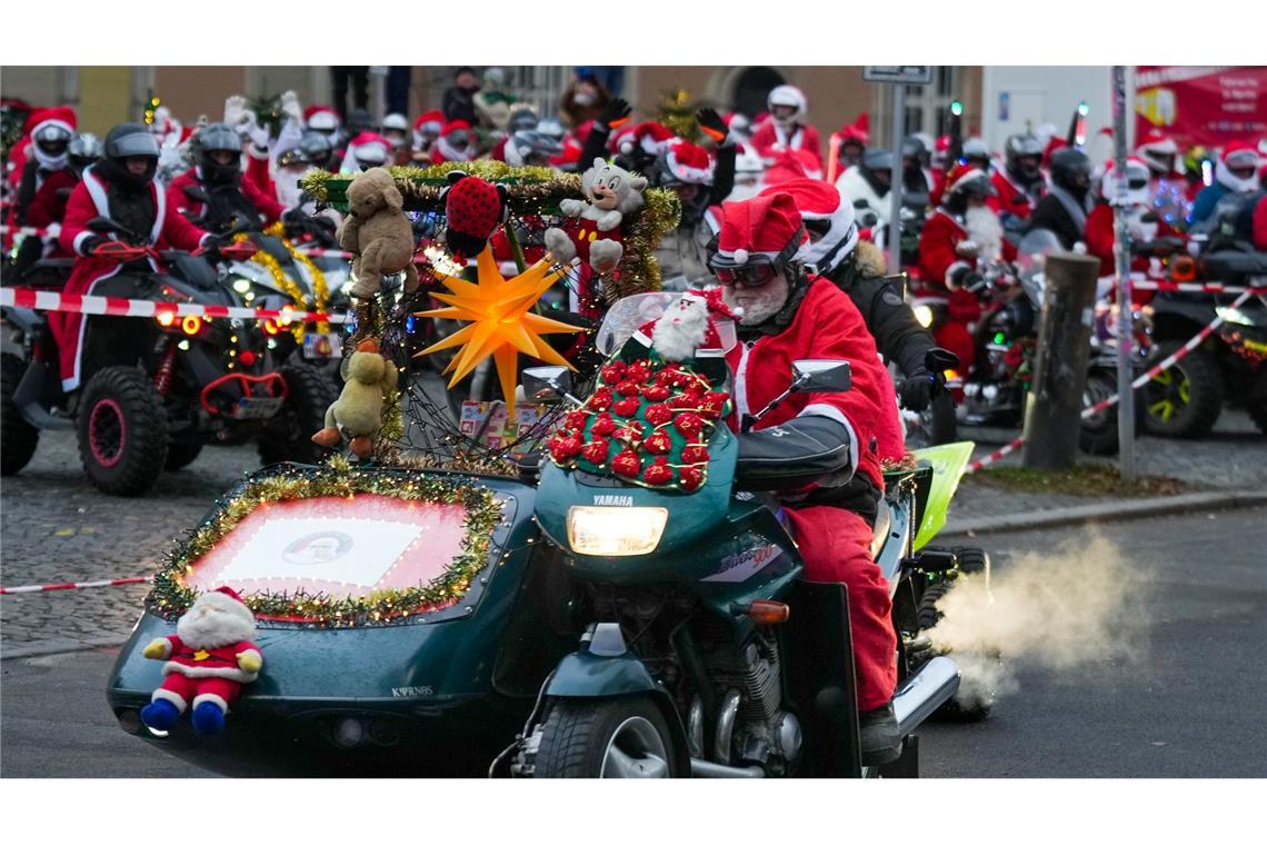 Bilder des Tages Verkleidete Motorradfahrer starten während der Berliner Christmas Biketour.