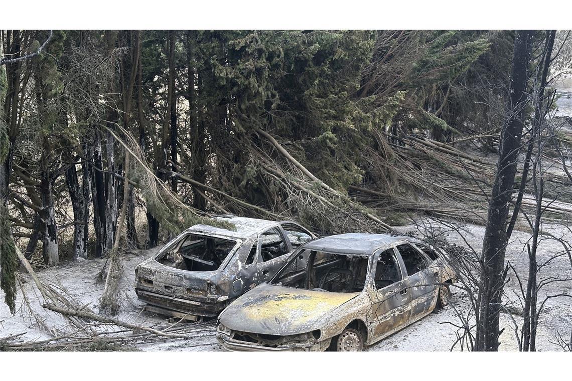 Verkohlte Autos sind nach dem Ausbruch eines großen Waldbrandes in der Nähe von Durban-Corbieres zu sehen.