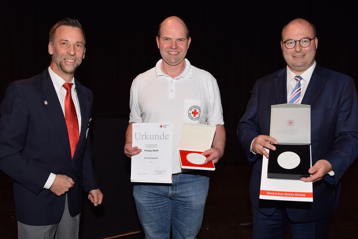 DRK hilft Menschen in Not auch in Krisen Verleihung der Henri-Dunant-Medaille an Bürgermeister Armin Mößner (rechts) und die Verleihung der Ehrenplakette an den langjährigen Bereitschaftsleiter Philipp Wolff (Mitte) durch Ernst Krämer. Foto: Elisabeth Klaper