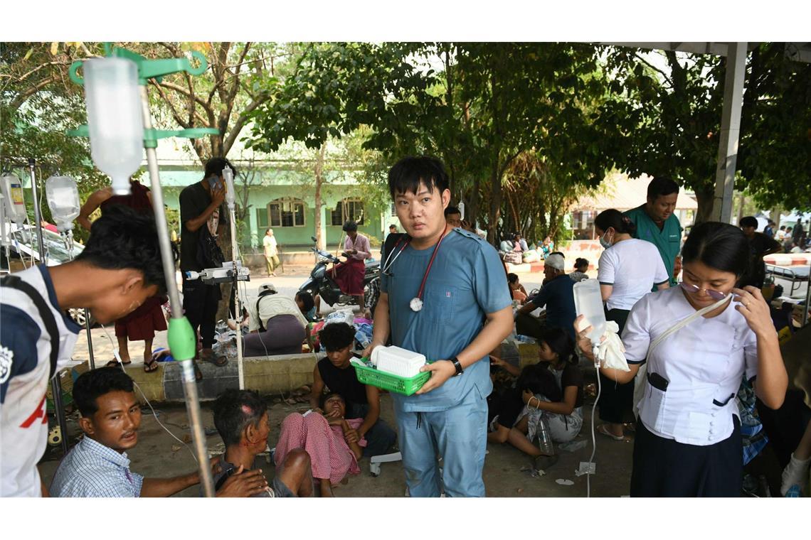 Mann in Myanmar nach fünf Tagen lebend aus Trümmern geborgen Verletzte in Myanmar wurden teilweise auf den Straßen versorgt.