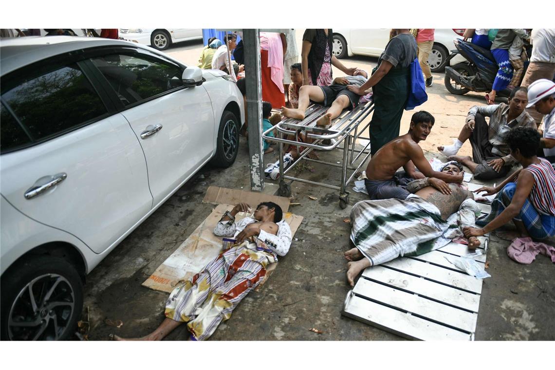Mann in Myanmar nach fünf Tagen lebend aus Trümmern geborgen Verletzte in Myanmar wurden teilweise auf den Straßen versorgt.