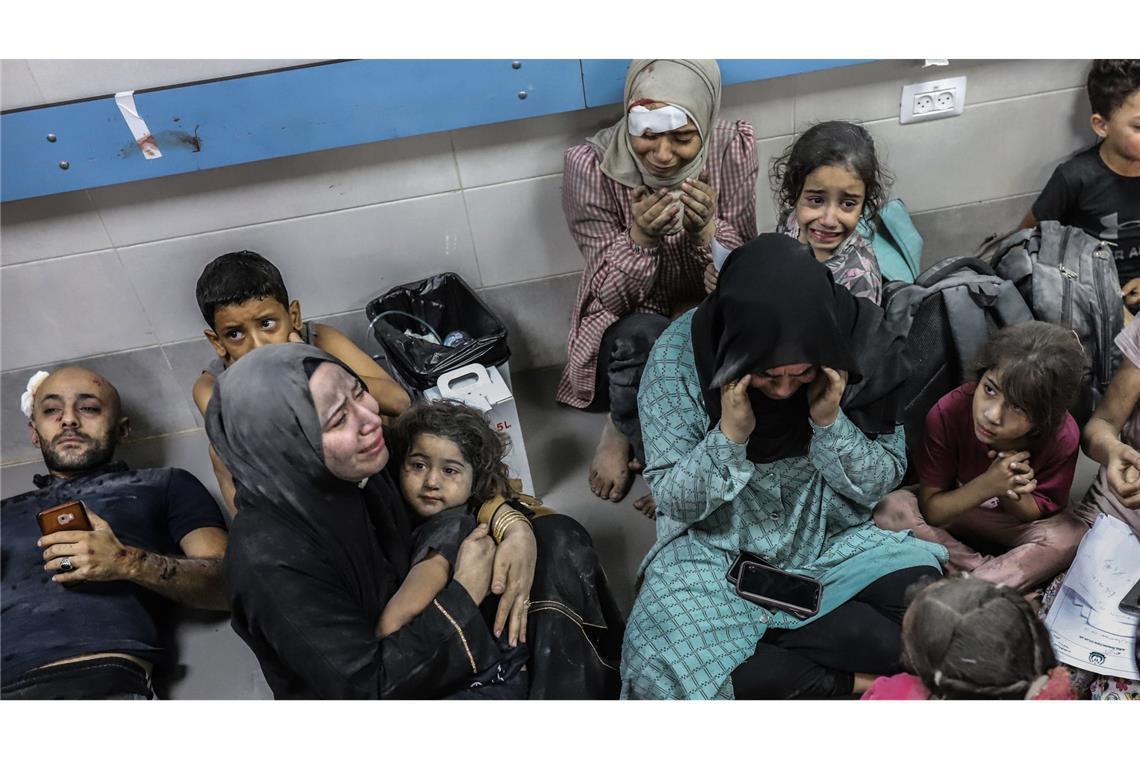 WHO prangert Zerstörung des Gesundheitssystems durch Israel an Verletzte Palästinenser warten warten auf medizinische Versorgung. Die WHO hat die israelische Armee wegen der „systematischen Zerlegung“ des Gesundheitssystems in Gaza kritisiert (Archivfoto).