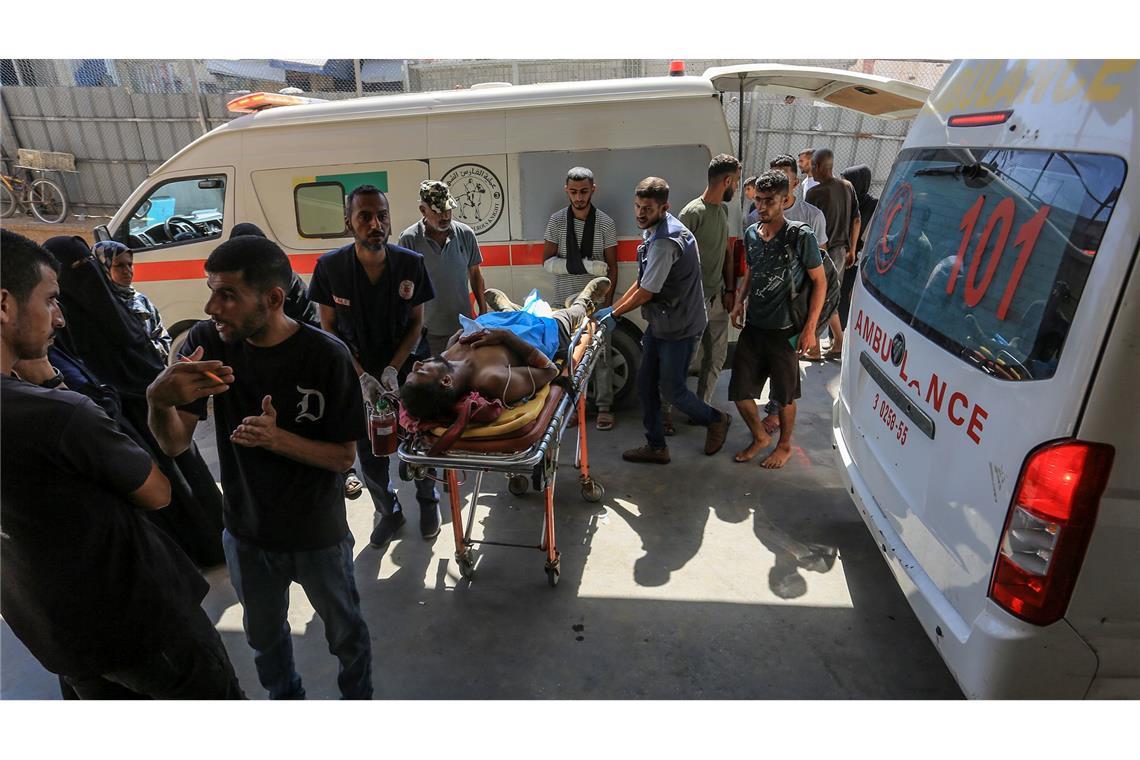 Klinik: Fünf Journalisten unter 19 Toten bei Angriff Israels Verletzte werden in Nasser-Krankenhaus eingeliefert. (Archivbild)
