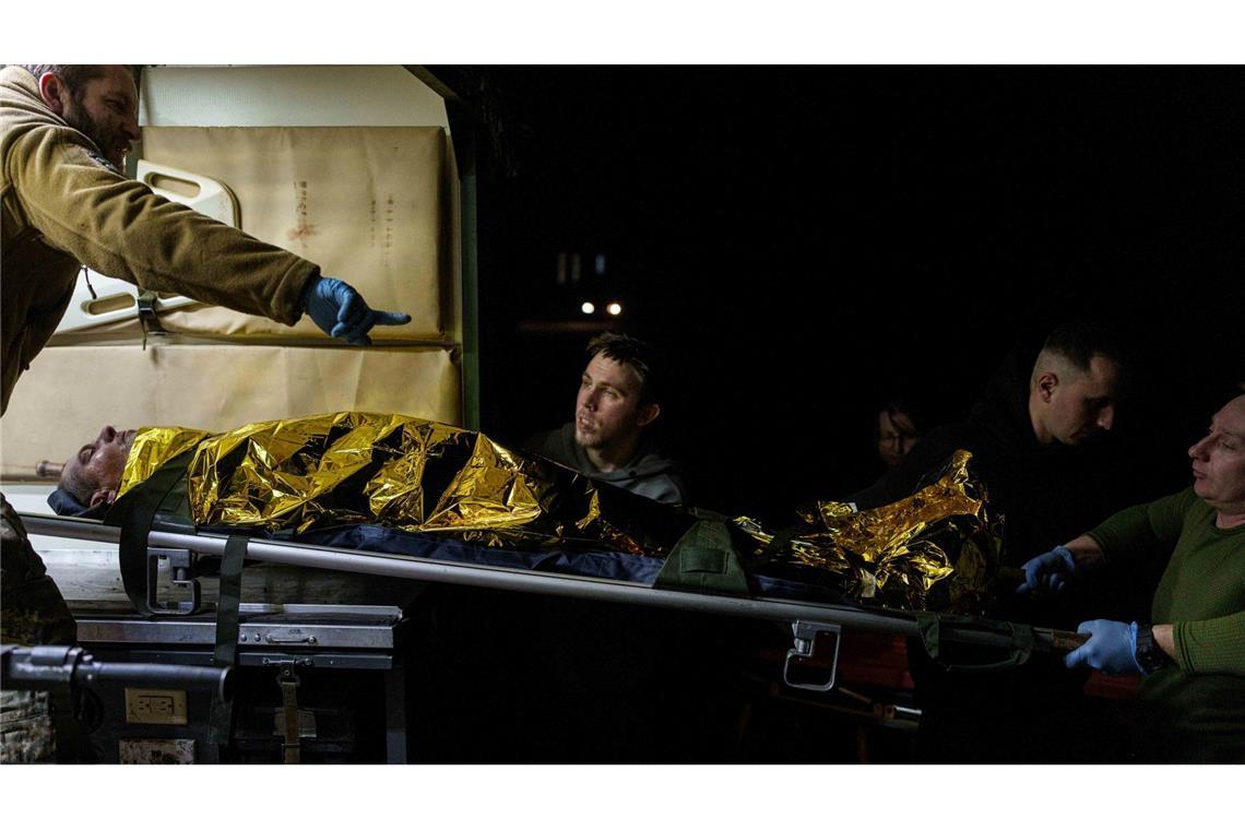 Bilder des Tages Verletzter Soldat: Sanitätsdienst im Einsatz nahe Pokrowsk
