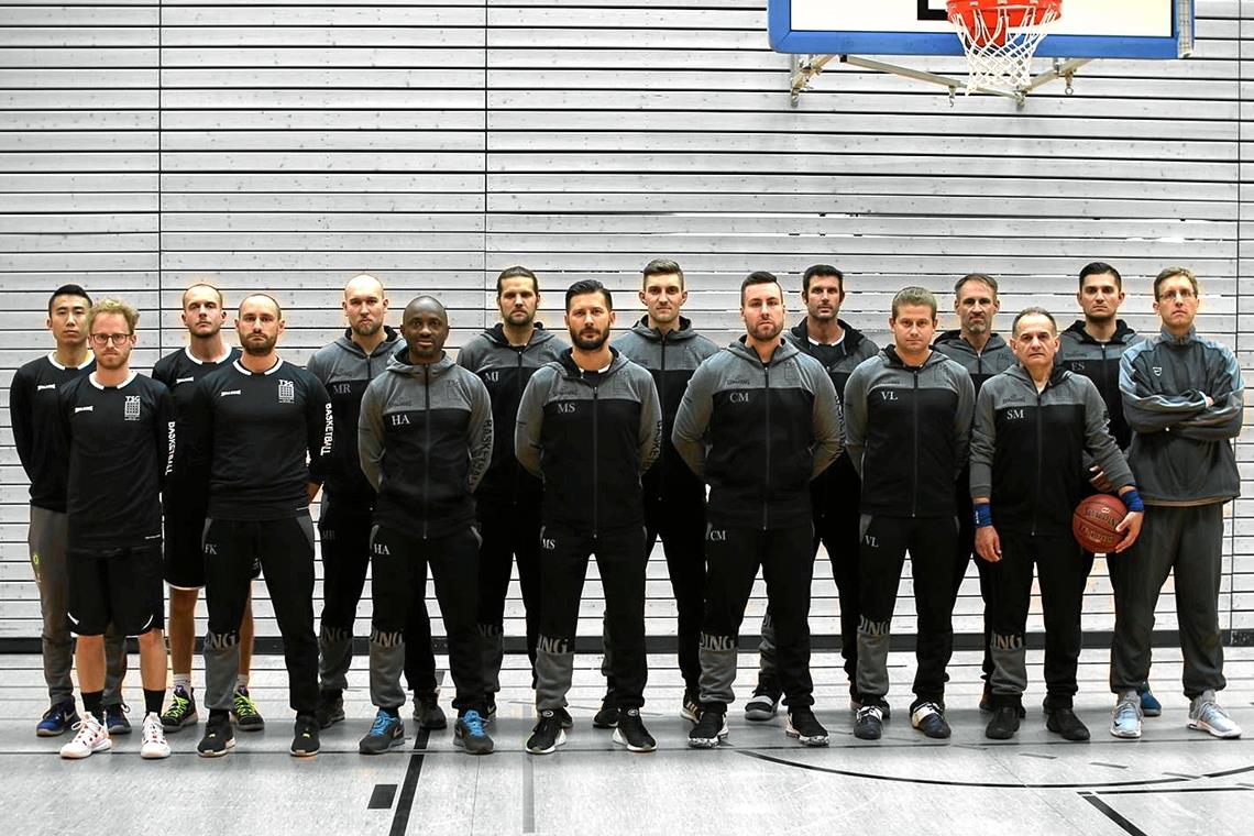 Auf große Worte folgt riesiger Jubel Verloren nur eines von 15 Saisonspielen und steigen in die Bezirksliga auf (von links): Die TSG-Basketballer Guolong Zhang, Benjamin Ehret, Kevin Wendel, Florian Kurz, Markus Rätscher, Henry Awodumila, Maximilian Jeck, Miodrag Starcevic, Nikolai Kaiser, Christian Meyer, Stephan Neuer, Viktor Linker, Mike Nabel, Slobodan Momcilovic, Enver Sabani und Coach Jörg Blaetter. Auf dem Foto fehlen: Daniel Schwefel, Fabian Feuchter, Leo Schabel, Tom Schäfer, Stefan Orth, Manuel Gotthardt, Darius Pakamanis, Tim Beckmann und Assistenzcoach Olaf Pichler. Foto: privat