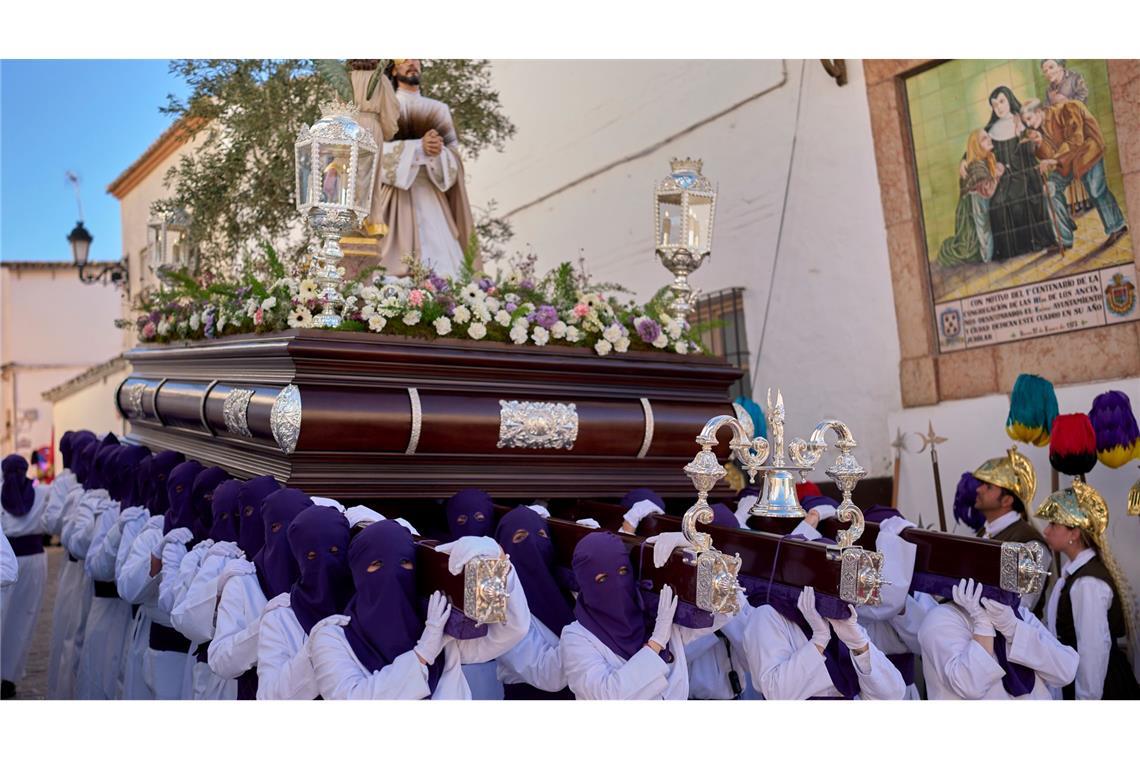 Vermummte Büßer der Bruderschaft "Nuestro Padre Jesus del Huerto y San Diego" nehmen an einer Prozession teil.