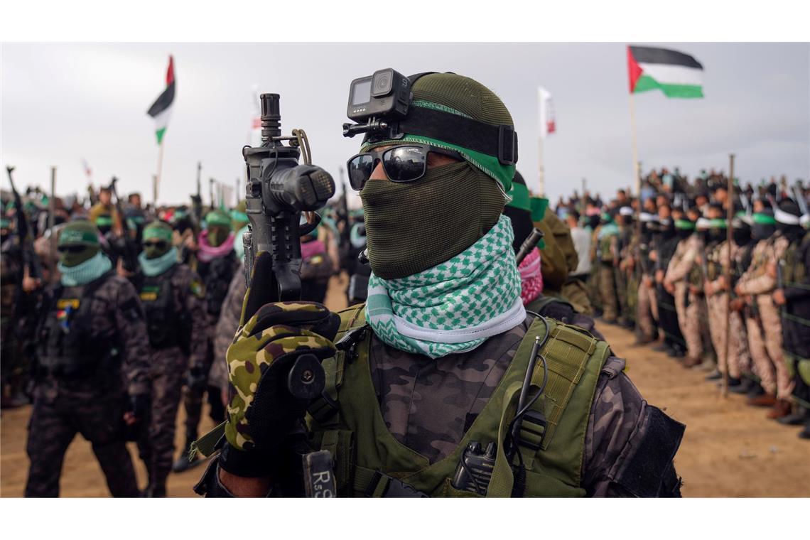 Hamas übergibt tote israelische Geiseln Vermummte Kämpfer der Hamas bei der Übergabe von vier toten Geiseln