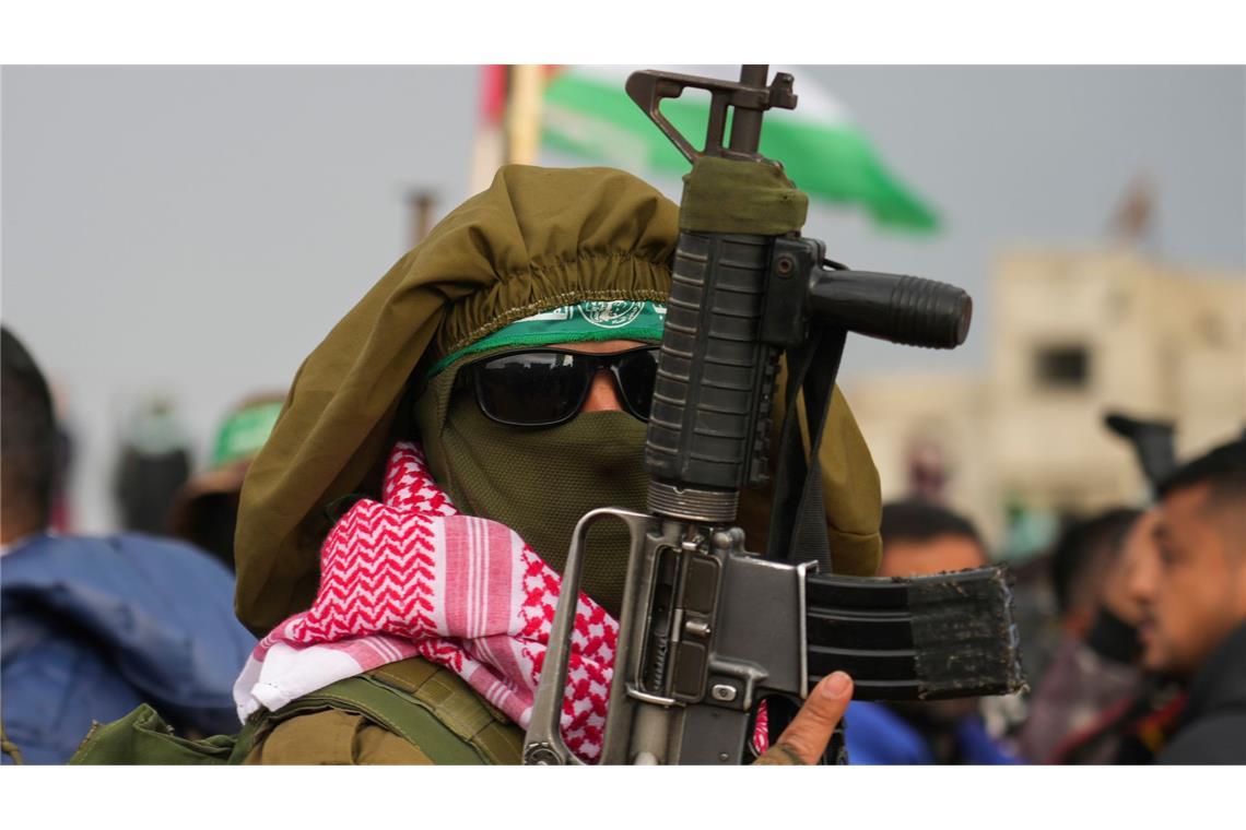 Hamas übergibt tote israelische Geiseln Vermummter Kämpfer der Terrororganisation Hamas vor der Übergabe.