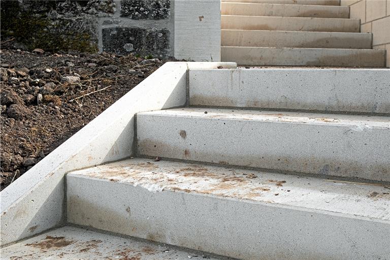 Vermutlich mit einem Beil wurden die neu gebauten Treppenstufen der Pilgerstaffel an den Kanten beschädigt. Ob die betroffenen Stufen nun ausgetauscht werden müssen, wird sich noch zeigen. Foto: J. Fiedler