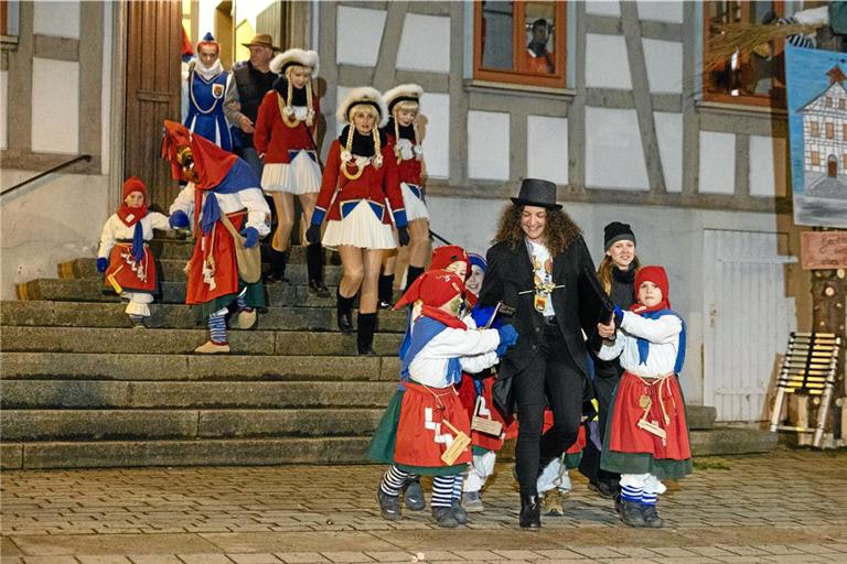 Veronika Franco Olias wird vom närrischen Nachwuchs mitgenommen. Foto: Alexander Becher