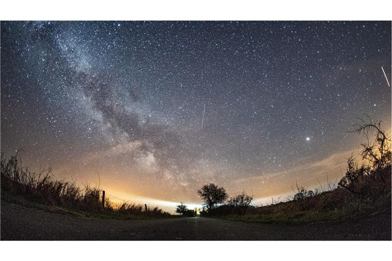 Verschiedene Flugobjekte sind rund um die Milchstraße während des Lyriden-Meteorschauers am Nachthimmel über Fehmarn zu sehen (Archivbild).