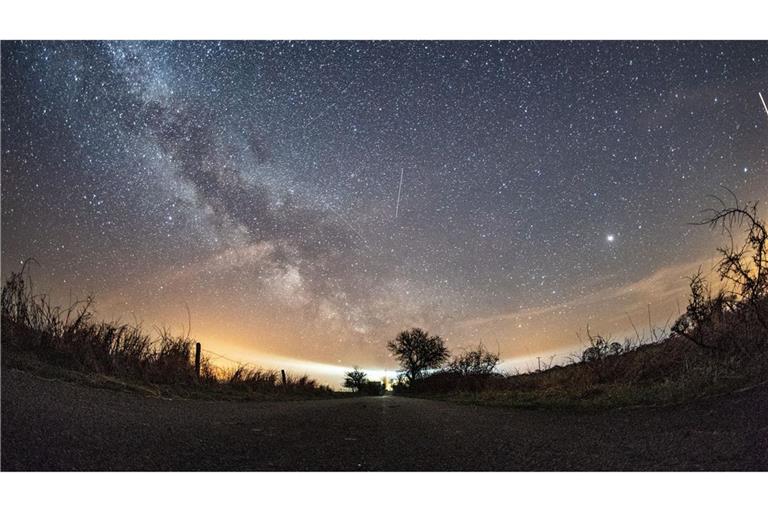 Verschiedene Flugobjekte waren 2018 rund um die Milchstraße während des Lyriden-Meteorschauers am Nachthimmel  zu sehen (Archivbild).