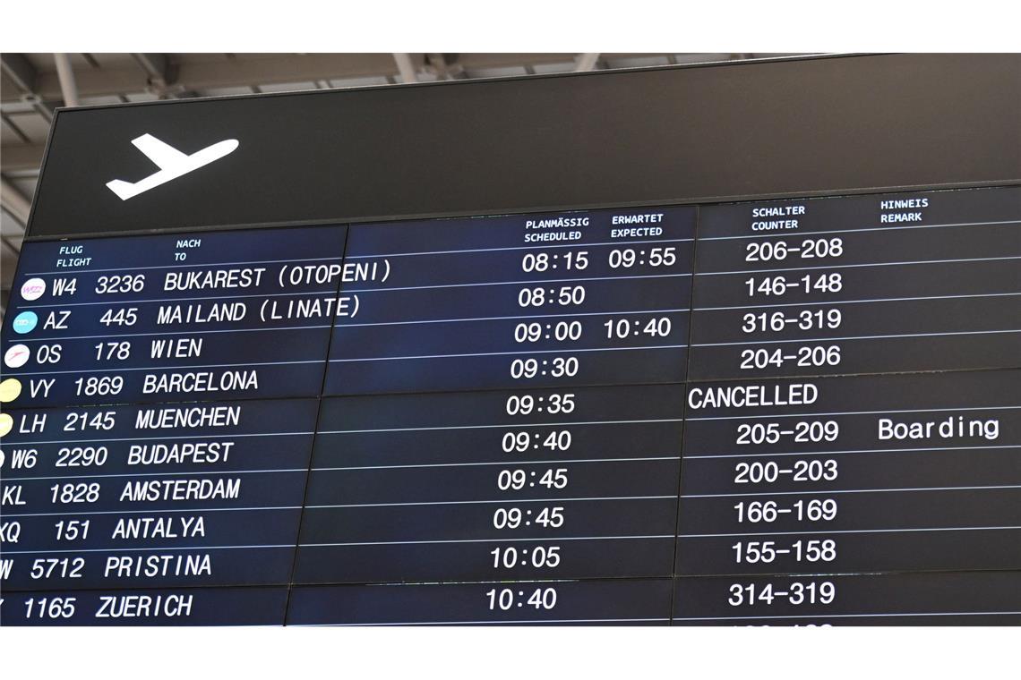 Unzählige Glatteisunfälle im Süden Deutschlands Verspätungen und ein Ausfall eines Flugs werden auf einer Anzeigentafel am Flughafen Stuttgart angezeigt.
