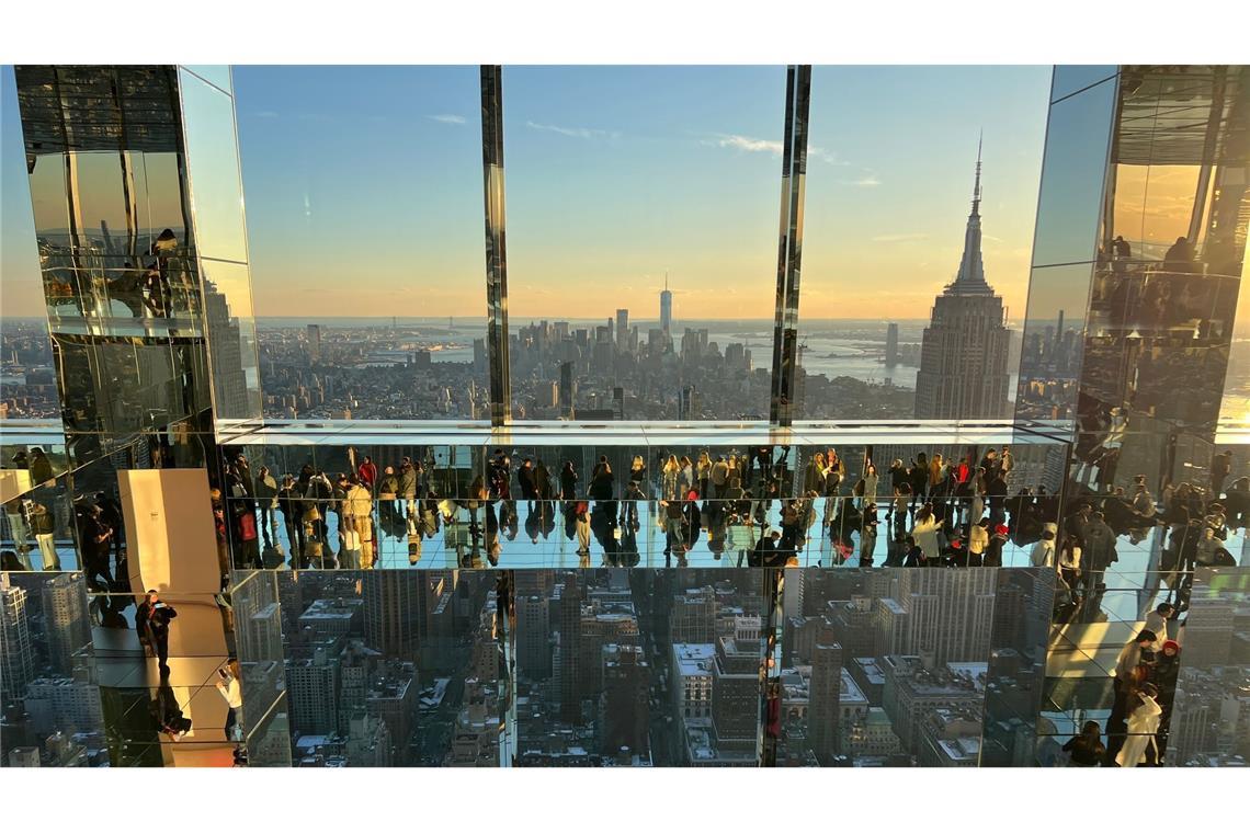 Teure beste Aussicht - New Yorks Wolkenkratzer im Wettbewerb Verspiegelter Blick aufs Empire State Building.