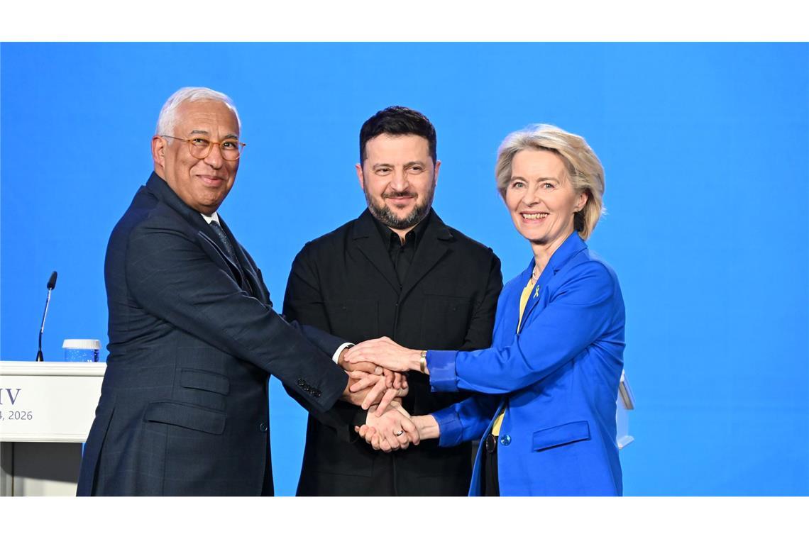 Versprachen dem ukrainischen Präsidenten Wolodymyr Selenskyj zum Jahrestag des russischen Angriffskrieges weitere Unterstützung: EU-Kommissionspräsidentin Ursula von der Leyen (r) und EU-Ratspräsident António Costa (l).