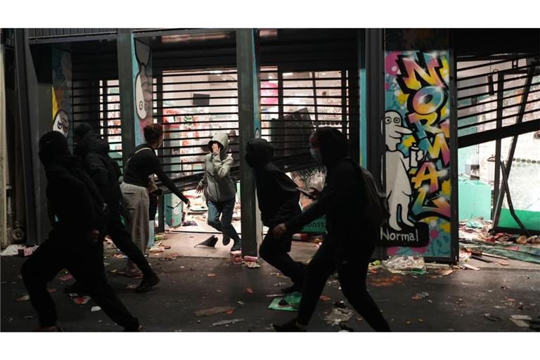 Verständliche Wut? Demonstranten laufen in Paris an einem geplünderten Geschäft vorbei.