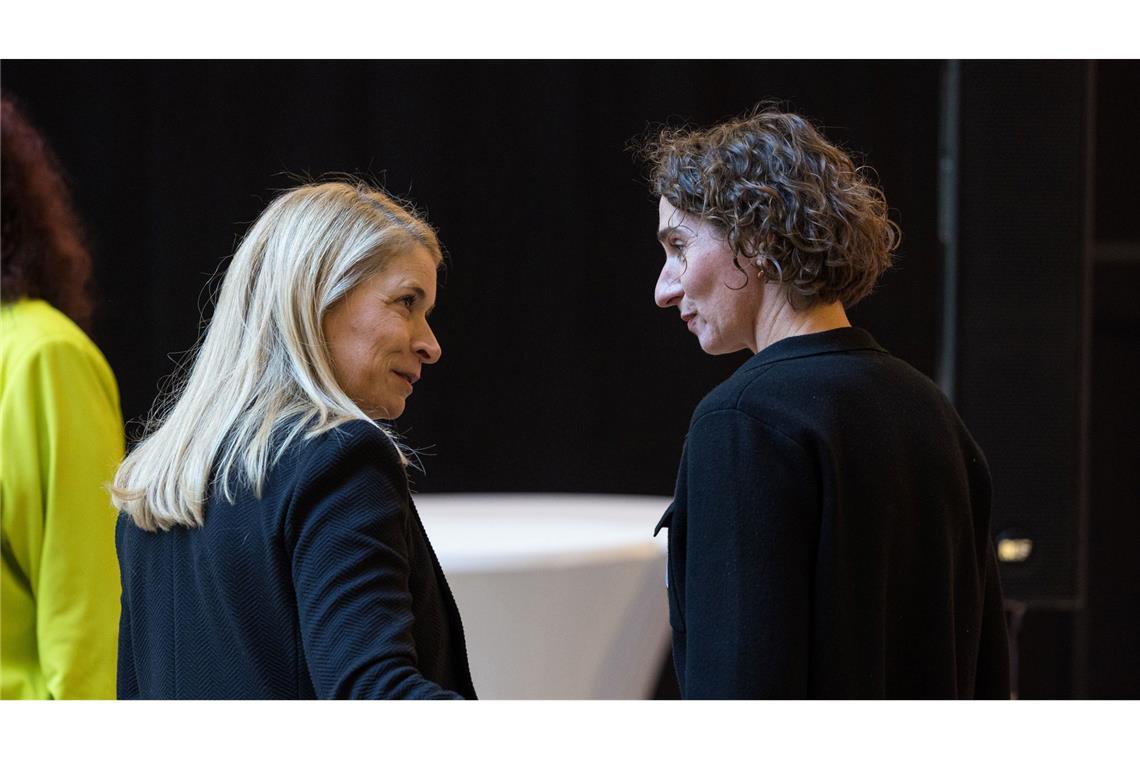 Verstehen sich gut: Bahnchefin Palla (l.) und die stellvertretende EVG-Vorsitzende Cosima Ingenschay. (Archivbild)