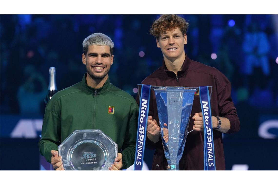 Verstehen sich trotz aller sportlichen Rivalität gut: Carlos Alcaraz (l) und Jannik Sinner.