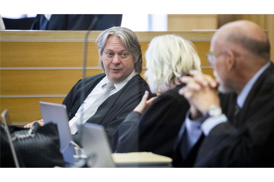 Beweisaufnahme gegen frühere VW-Manager geschlossen Verteidiger Marc Langrock (l) und weitere Anwälte der vier Angeklagten im Dieselprozess sitzen vor Prozessbeginn in einem Gerichtssaal im Landgericht Braunschweig.