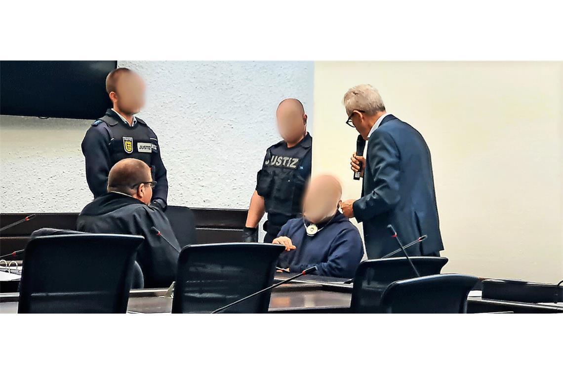 Emotionslos auf Todesnachricht reagiert Verteidiger Michael Lepp im Gespräch mit seinem Mandanten und einem Dolmetscher (von links)