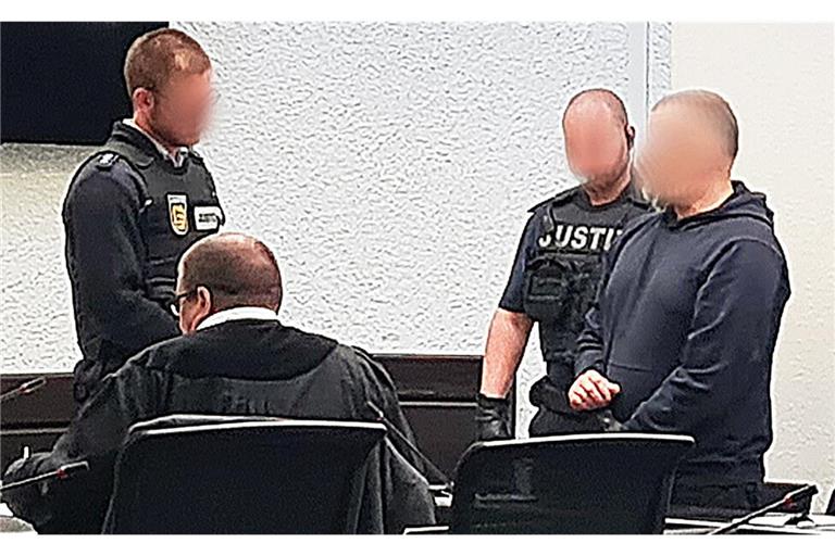 Verteidiger Michael Lepp (links) und der Angeklagte beim Prozessauftakt