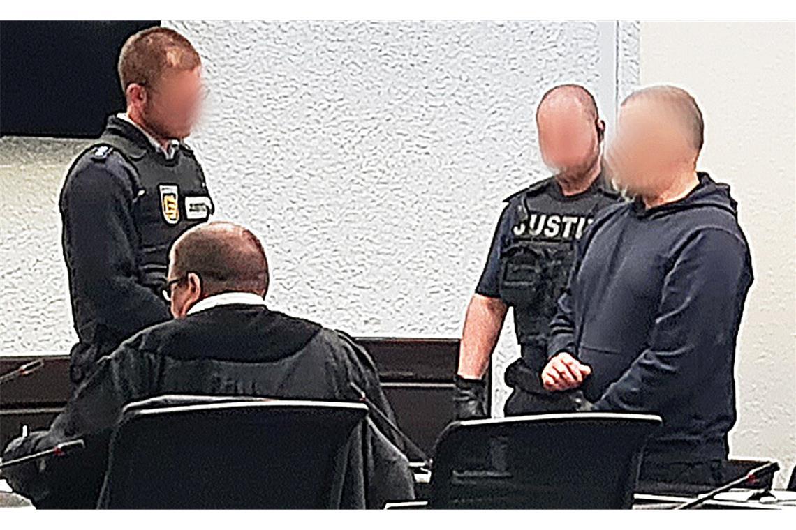 Verteidiger Michael Lepp (links) und der Angeklagte beim Prozessauftakt
