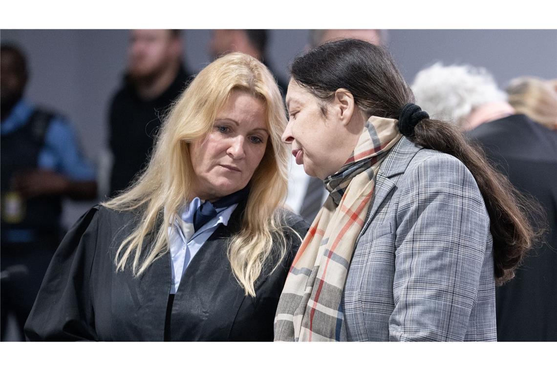„Sonst blase ich euch das Licht aus!“ Verteidigerin Kerstin Rueber-Unkelbach und die frühere AfD-Bundestagsabgeordnete und Richterin Birgit Malsack-Winkelmann vor einem Verhandlungstag im Oberlandesgericht Frankfurt.