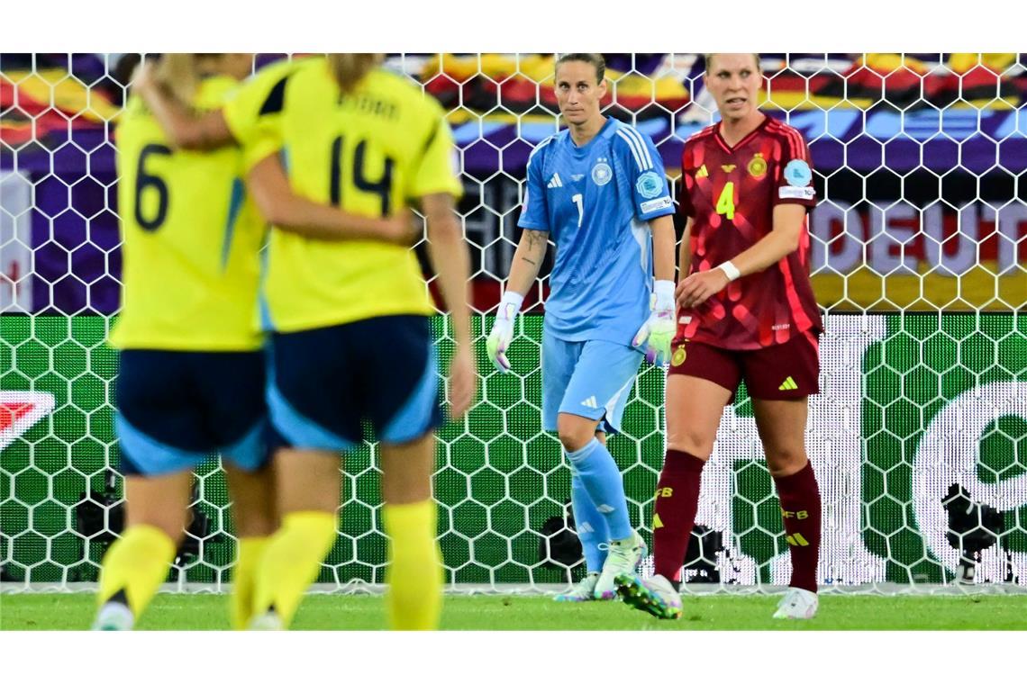 Nicht nur hinten: Die Baustellen der DFB-Fußballerinnen Verteidigerin Rebecca Knaak (r) zeigte sich als Schwachpunkt in der deutschen Abwehr.