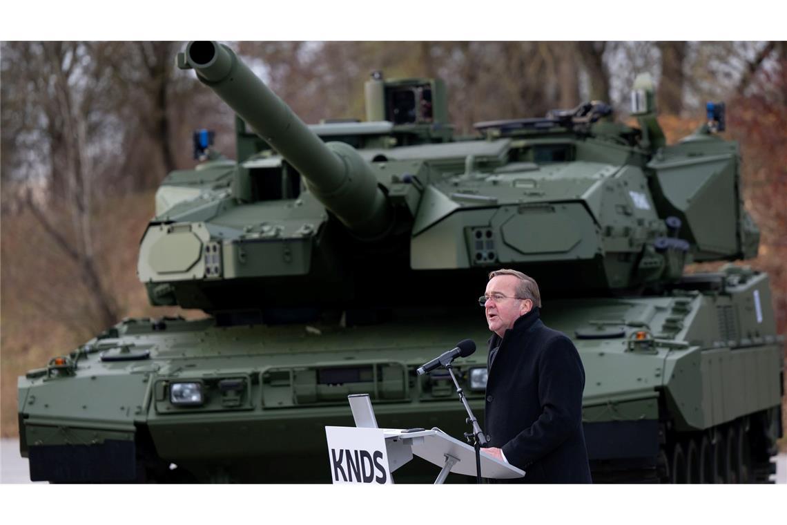 Verteidigungsminister Bois Pistorius bei der Präsentation des neuen Leopard 2 A8.