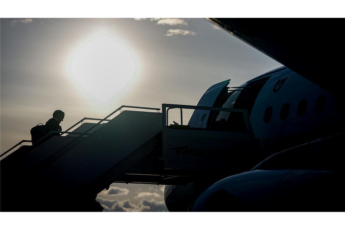 Verteidigungsminister Boris Pistorius geht in Ottawa die Gangway zum A319 der Luftwaffe für den Rückflug nach Deutschland hinauf.