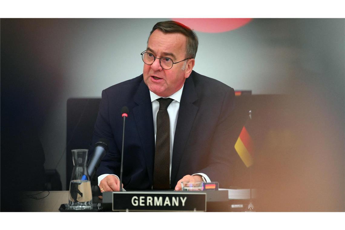 Deutschland stellt Ukraine neue Waffenlieferung in Aussicht Verteidigungsminister Boris Pistorius kündigte auf einer Pressekonferenz am Freitag Waffenlieferungen an die Ukraine an.