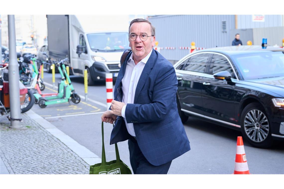 Verfassungsschutz erwartet neue russische Einflussversuche Verteidigungsminister Boris Pistorius (SPD) kommt zur Fortsetzung der Koalitionsverhandlungen mit der Union in die bayerische Landesvertretung.